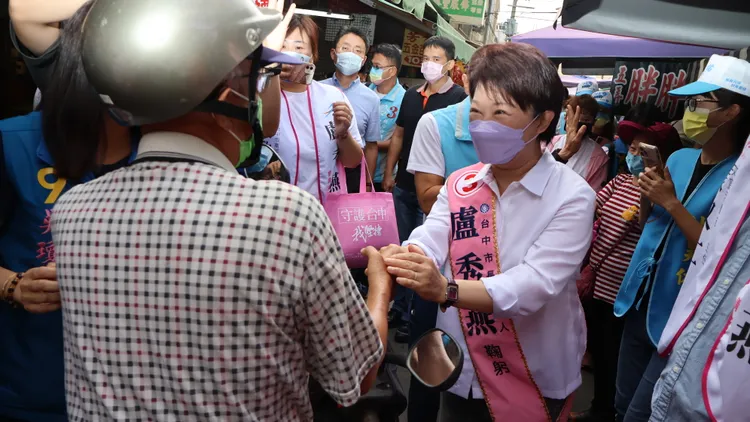 盧秀燕上午到大肚區自強市場拜票。鮮明攝