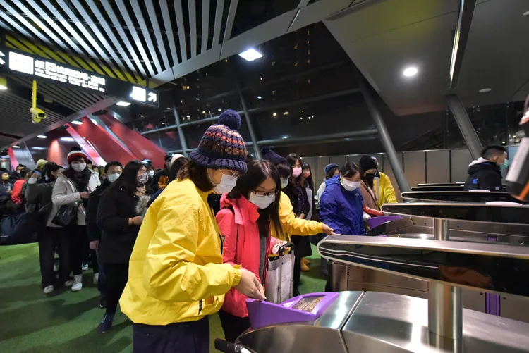 桃園機場捷運人潮。桃捷公司提供。