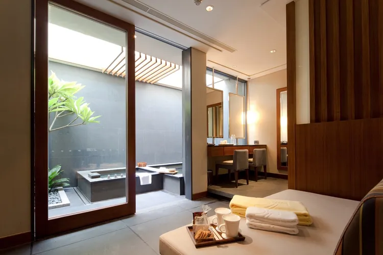 「Ｂ房型湯屋券」每張2000元，旅展加贈「加人／加時泡湯不加價」，買5張送1張，整組最低39折。瓏山林蘇澳冷熱泉度假飯店提供