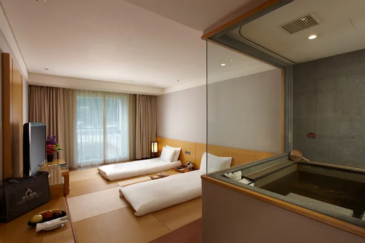 此次旅展主打「一泊朝食·3天2夜住宿券」每張15800元，買5張送1張「一泊一食住宿券」。瓏山林蘇澳冷熱泉度假飯店提供