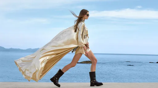 CELINE 2023夏季新裝瘦窄短　Hedi Slimane的Y2K招牌重來一遭