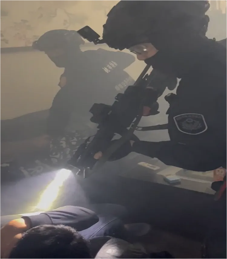 警方控制嫌犯。龜山警分局提供