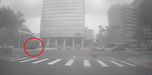 騎警用機車取締違規遭撞 影片曝光!北市24歲男警一度命危