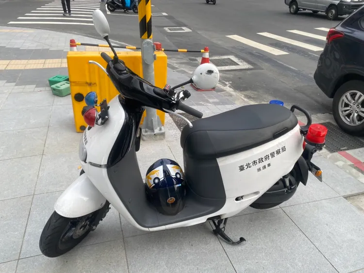 陳姓警員騎機車取締違規時，遭民眾駕車撞上。翻攝畫面