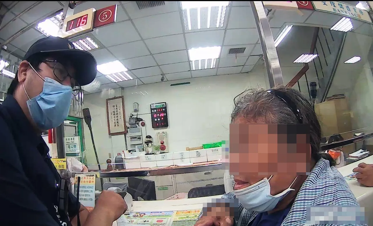 警員向陳婦說明詐團慣用的話術。讀者提供
