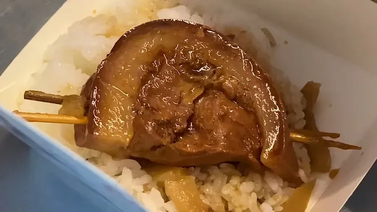 阿泉爌肉飯的爌肉又Q彈又嫩。孫英哲攝