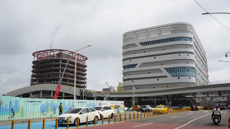 高雄車站改建未來將有商場與旅館進駐，屬於市區精華地段生活圈。葉家銘攝