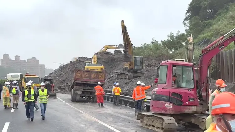國道汐止崩塌施工單位仍在繼續槍修。翻攝畫面