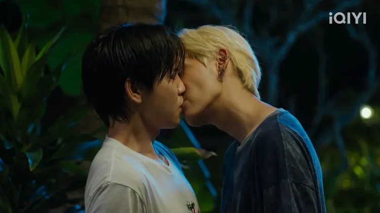 Boun（右）在《我們之間》首集主動親吻Prem。愛奇藝術國際站提供