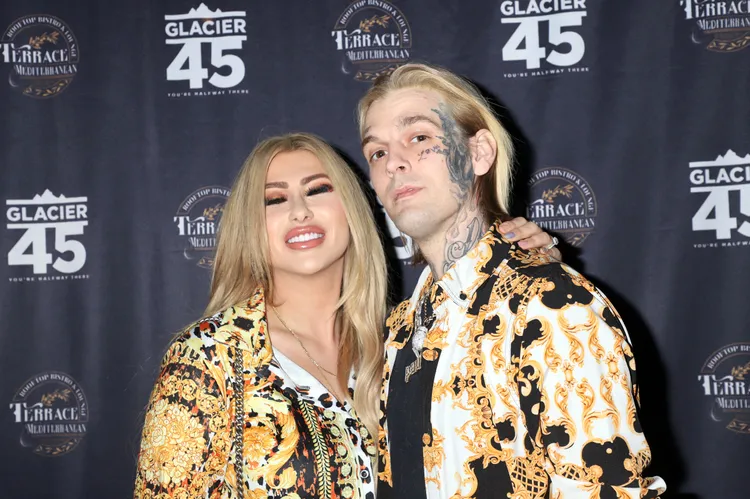 他與梅蘭妮馬汀交往過程風波不斷。達志