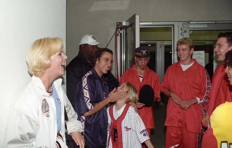 亞倫卡特為哥哥所屬的天團「新好男孩」巡演開場，從小就接觸到演藝圈大染缸。達志/shutterstock