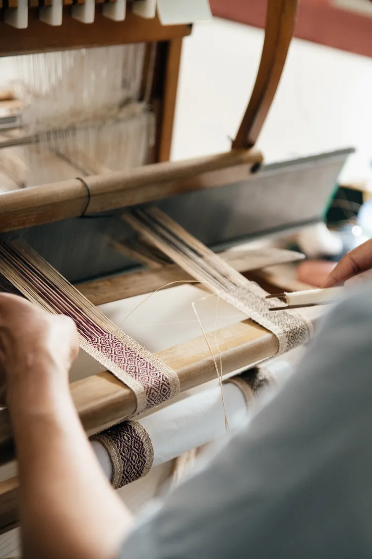 呈扁平狀的絲線在整經架上反覆繞桿。文總提供