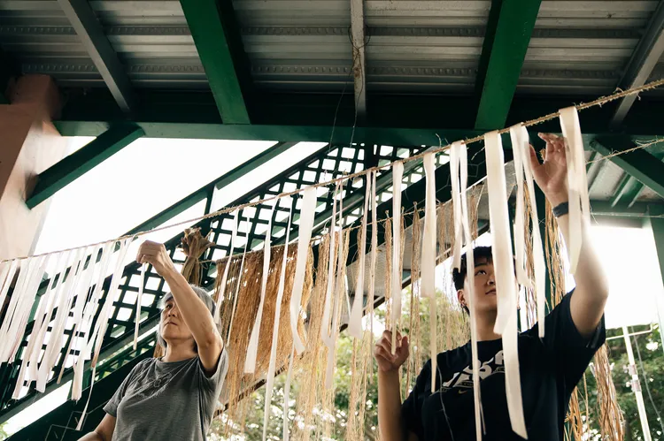 香蕉絲編織的工序繁複且曠日費時，卻交織成噶瑪蘭族的一整片明天。文總提供