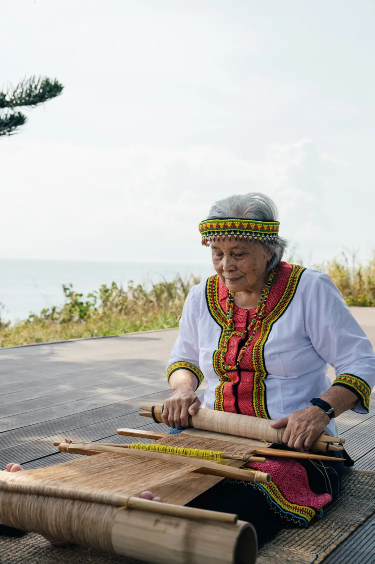 噶瑪蘭族香蕉絲織布藝師嚴玉英。文總提供