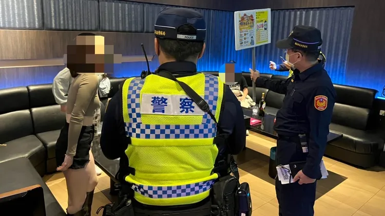 警方至KTV進行臨檢。林口警分局提供