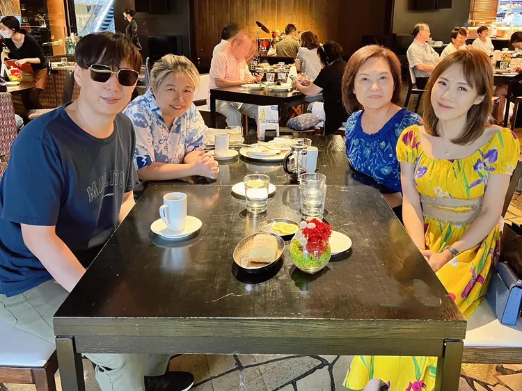 吳申梅(右)和蕭煌奇(左)經常一起聚餐。好莉嗨提供