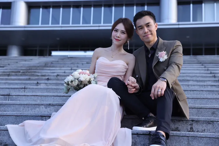 吳申梅（左）光棍節宣布與圈外男友Eric登記結婚。好莉嗨提供