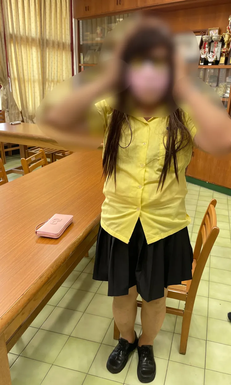 許男身穿景美女中夏季制服。翻攝畫面