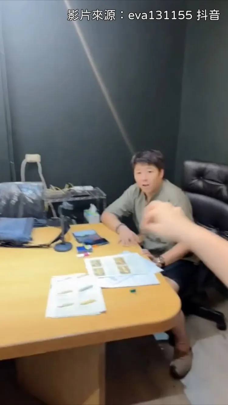 兩個大男人被這位女勇士，嚇得半死。《本影片經「抖音@eva131155」授權刊登，未經同意請勿拷貝轉載》