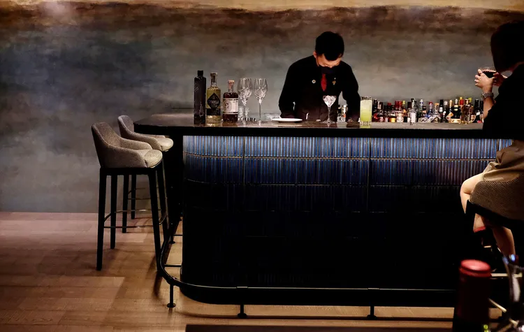 D&C Residence以沉穩黑金調為主，透過光線和建材紋理營造出高雅鎏金氛圍，並結合沙龍會客廳及酒吧服務。葉盛耀攝