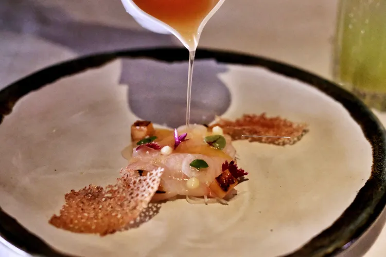 「青魽漬昆布襯杏李、大根與檸檬油醋」裡頭有以昆布提高鮮美的青魽，而酥脆胭紅魚鱗則加有台灣酸梅粉，讓這道菜添了童趣。葉盛耀攝