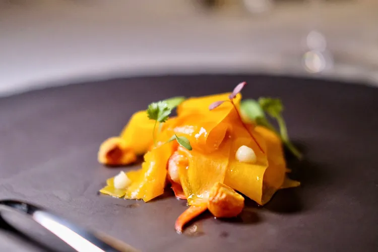 「溫煮波士頓龍蝦、南瓜」有著薄如蟬翼的南瓜片，佐著嫩煎龍蝦入口，分外鮮甜圓潤。葉盛耀攝