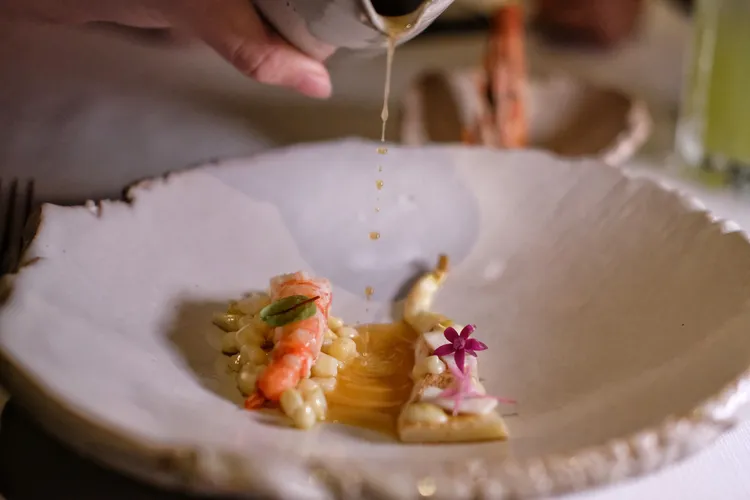 「板煎牡丹蝦、甜玉米及筊白筍」大量使用台灣物產，包含水果玉米、茭白筍，襯托著奶油香煎的牡丹蝦。葉盛耀攝