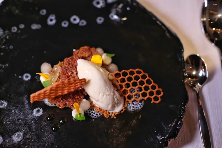 外觀走甜美風的「黑糖肉桂風味蛋糕配蜜香紅茶冰淇淋」是以蜜香紅茶茶湯為底，搭配冰淇淋、自製黑糖肉桂蛋糕與蜂巢格狀脆餅。葉盛耀攝