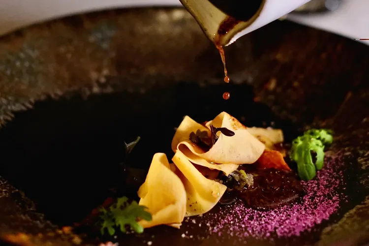 「甘藷薄片、豆豉油醋與拌炒綜合香料」巧妙地將甘藷以三種質地呈現，並加入以豆豉炒過的鹹味香蔥。葉盛耀攝