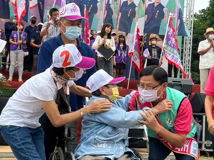 李清聖媽媽為兒披綵帶。李清聖提供