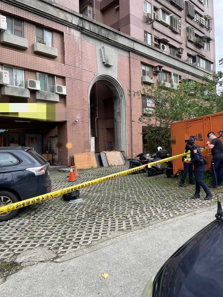 警方拉起封鎖線採證。翻攝畫面