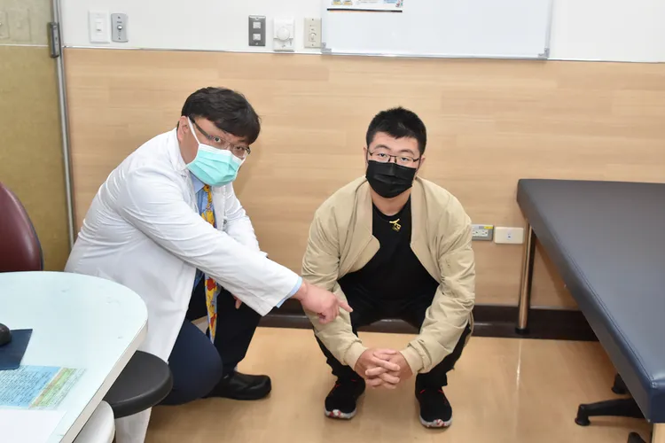 陳男接受軟骨層片移植手術後，可以輕鬆的蹲下。院方提供