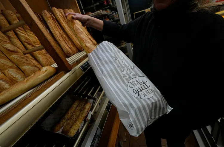 這家麵包店用於包裝長棍麵包的紙袋印著「貨真價實的麵包風味」。美聯社