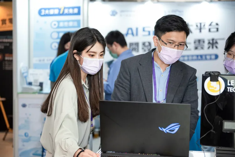 何芝寧長髮知性專業的OL模樣神似韓星裴秀智。何芝寧提供