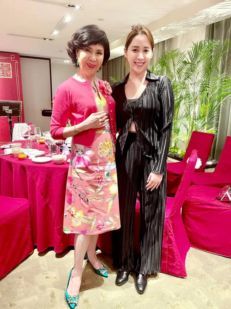 白嘉莉（左）和歐陽妮妮合照。翻攝白嘉莉臉書