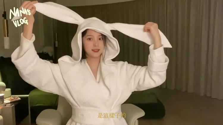 歐陽娜娜自己當模特兒展示睡袍、睡衣。翻攝歐陽娜娜微博