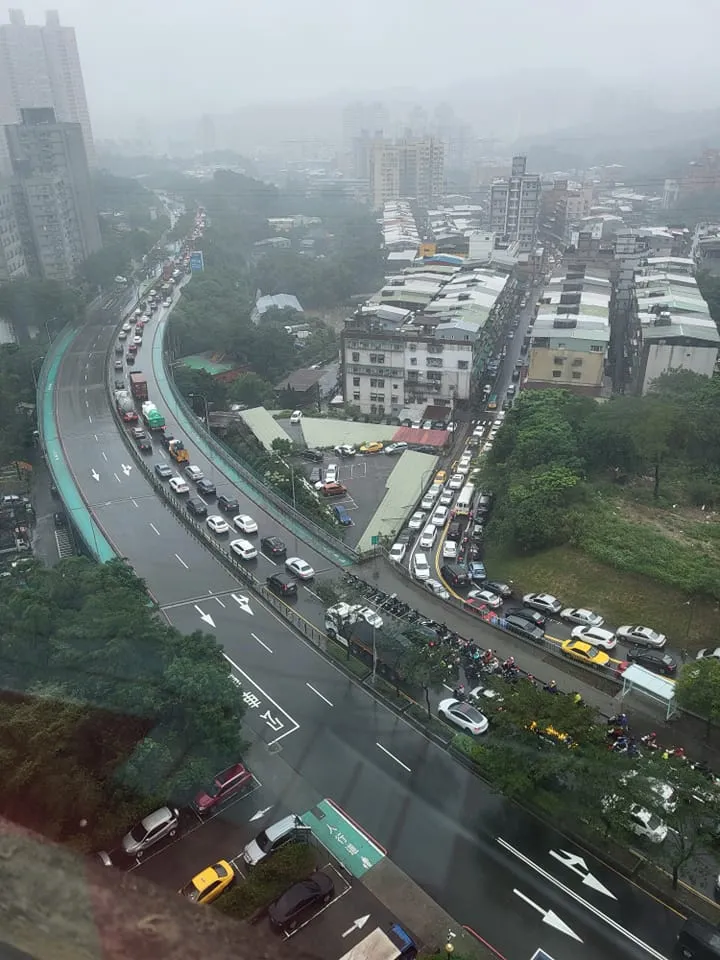 汐止一早塞爆。翻攝「汐止集團」