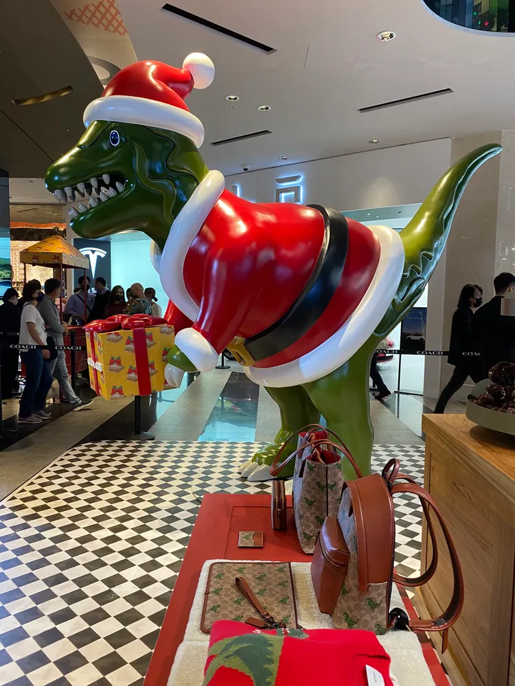 COACH Holiday快閃店前配置Rexy恐龍裝置藝術。林哲良攝
