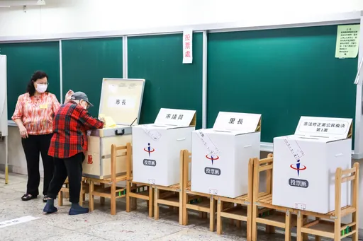 抓到了! 投票日「候選人投票所外剝橘子給村民吃」 警方逮回警察局