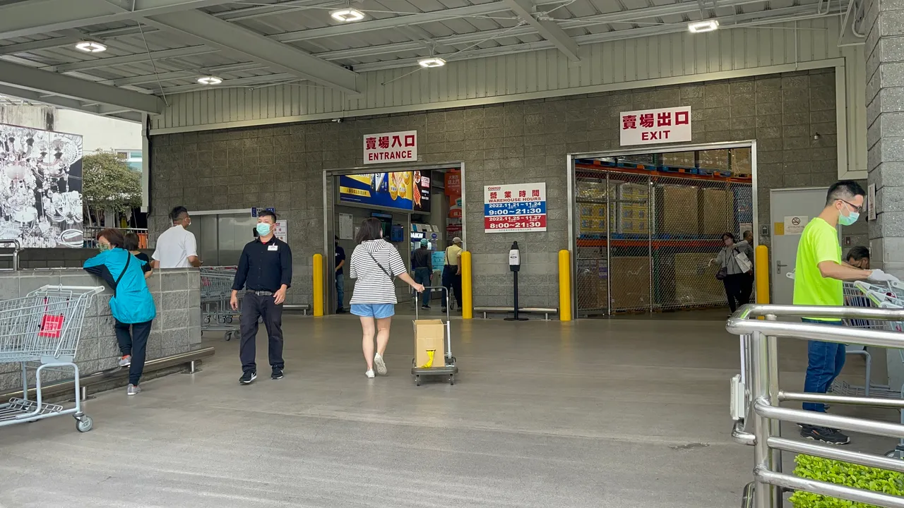 賣場出入口都人潮順暢,並未出現排隊情況。陸運陞攝