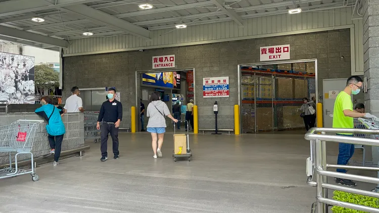 賣場出入口都人潮順暢，並未出現排隊情況。陸運陞攝