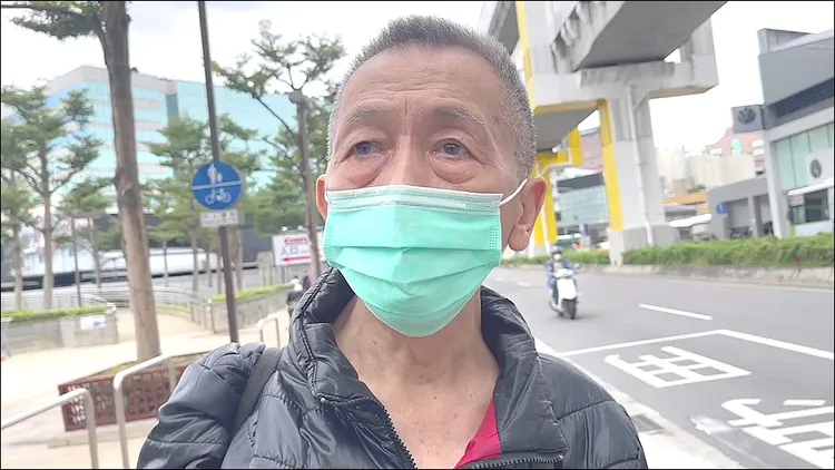 喬先生表示，不曉得今天是黑色購物週，來買些生活日需品，並未鎖定要購買商品，賣場內人數雖然不少，但沒有感覺像以往促銷時那麼多。陸運陞攝