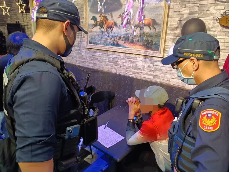 昨天（27日）下午4時許，桃園分局防治組及大樹派出所組成稽查小組，於建國路某移工餐廳執行清查勤務時，查獲李姓、維男兩名失聯移工。翻攝畫面