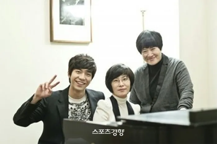 權真英（右起）原是李仙姬的經紀人，後來成立Hook娛樂，李昇基加入旗下。翻攝京鄉體育