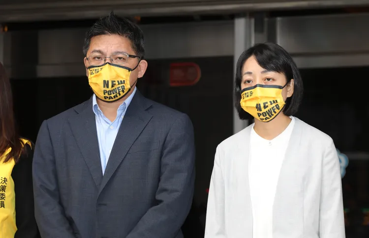 邱顯智（左）與王婉諭（右）昨天宣布請辭時代力量決策委員。鄭孟晃攝