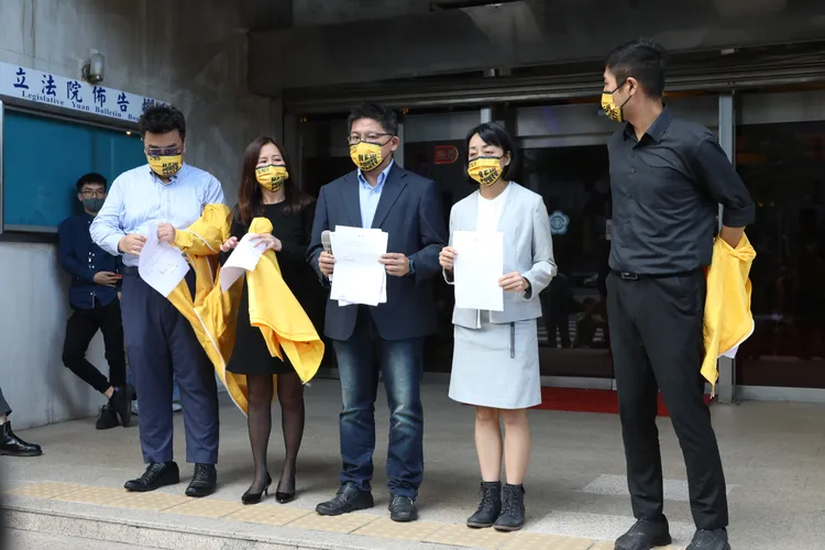 李兆立、曾威凱及陳孟秀脫去決策委員背心。鄭孟晃攝