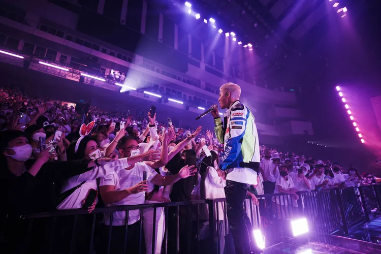 周湯豪今天走下台和歌迷互動。環球提供