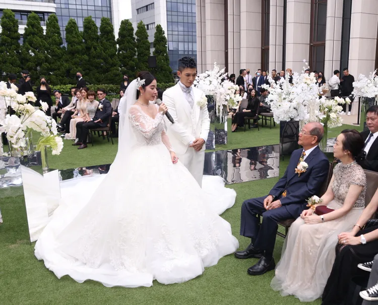 許維恩（左）感謝爸爸和阿姨時忍不住激動落淚。陳明中攝