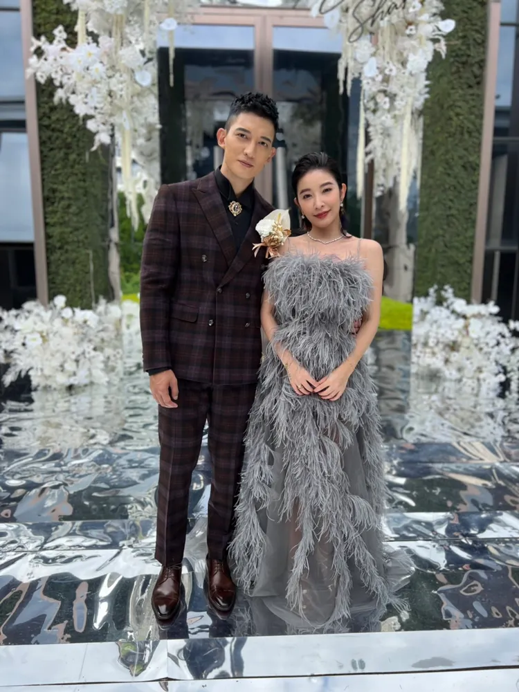 王家梁（左）和許維恩換第2套禮服。趙大智攝