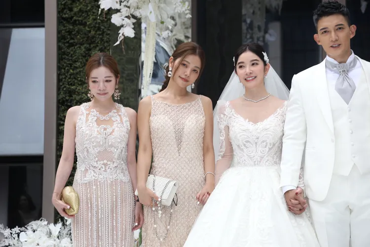 許維恩有兩個高顏值姊姊，二姐許菲菲（左1）和大姊許路兒（左2）。陳明中攝